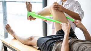 Homem em sessão de Fisioterapia para fortalecer os joelhos e as pernas